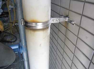 イメージ：縦樋支持金物交換工事　新規ステンレス製（施工完了） 