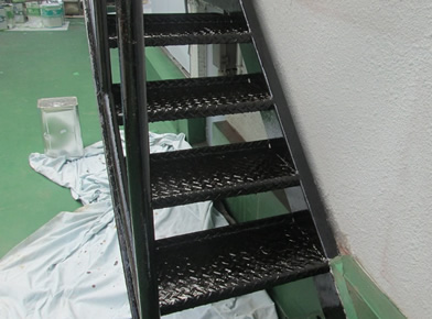イメージ：鉄骨階段塗装（重防食塗料塗布状況）