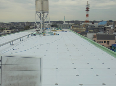 イメージ：屋上（アンカー固定工法　シート溶着施工中）