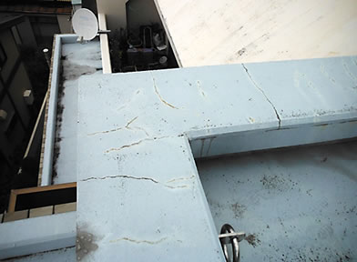 イメージ：屋上ウレタン防水（パラペットひび割れ、保護仕上材の色褪せ）