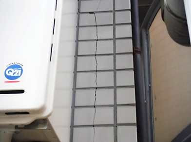 イメージ：ALC板同士の挙動のずれによって外壁タイルにひび割れが発生