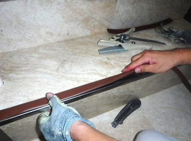 イメージ：内階段　新規床材貼後、ノンスリップ金物取り付け施工中